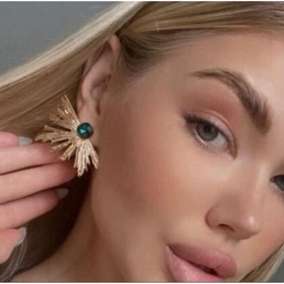 Zara Jewelry - Green diamond flower earrings #203